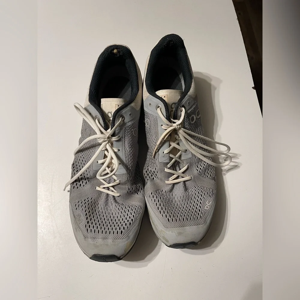On Cloud Cloudsurfer Men’s Size 11.5 Light Gray Running Shoes Small Flaws - Picture 2 of 9